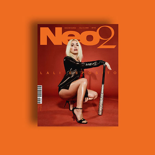 Neo2 173 - foto de revista Neo2 número 173, en la portada se ve a la cantante y actriz Lali en cunclillas y con un bate de beisbol