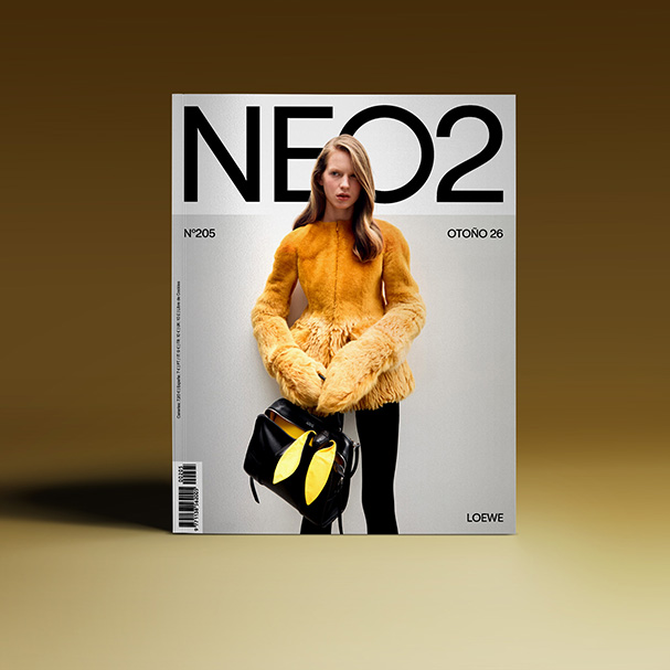 Portada de la revista Neo2 número 203 con foto de modelo con total look de Loewe