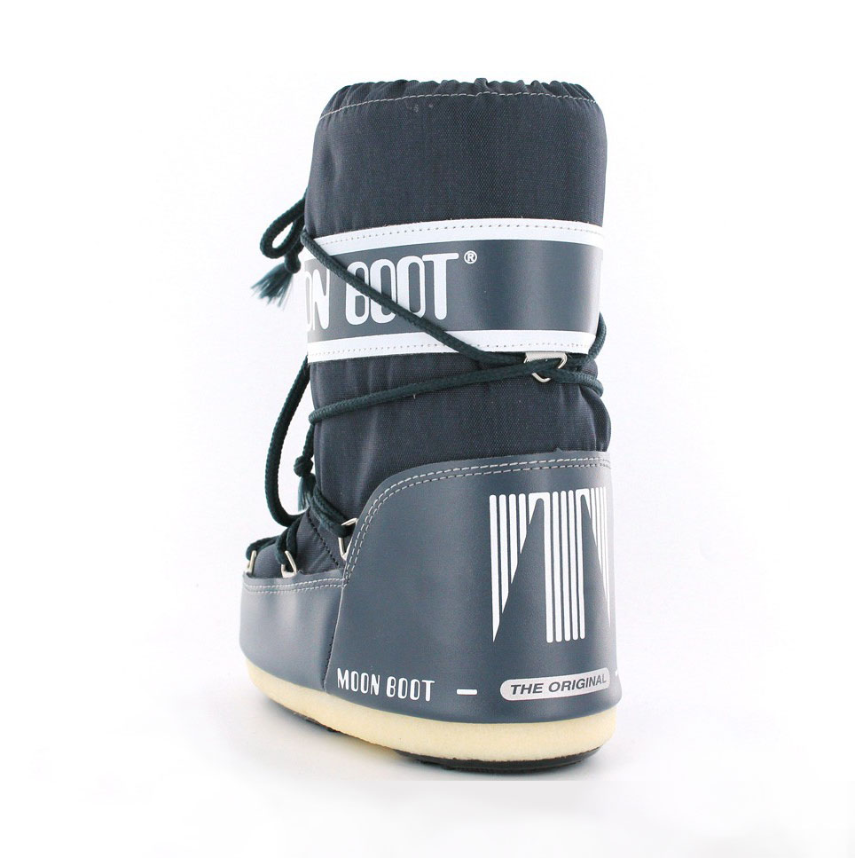 bota de nieve azul marino tipo astronauta, se visualiza desde la parte trasera