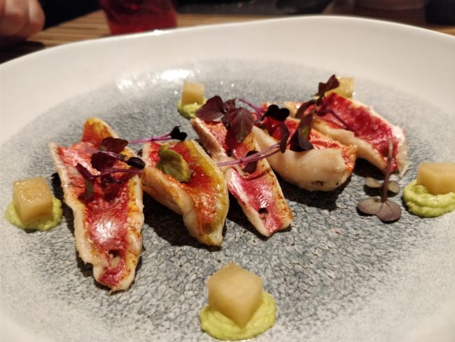 restaurante barcelona sants es crema: salmonetes a la brasa con puré de edamame