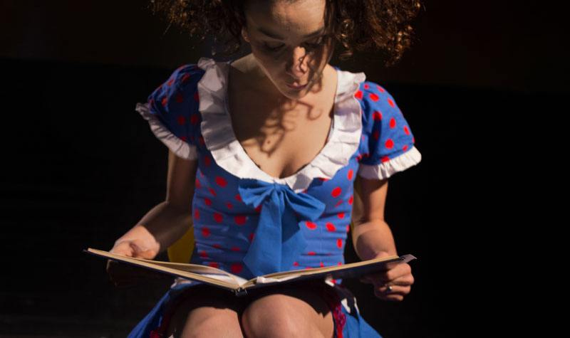 Una investigación pornográfica: Alba Alonso representando la función teatral que adapta y dirige.