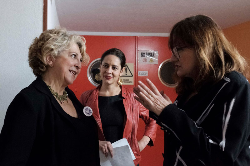Ana Palacios (centro), directora de Mujeres de cine, entre la directora Isabel Coixet (derecha) y Esther García, productora galardonada con el Premio Mujer de Cine 2018.