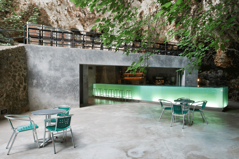 Bar de las Cuevas del Hams donde se ve la cavidad de hormigón y la barra de vidrio retroiluminada
