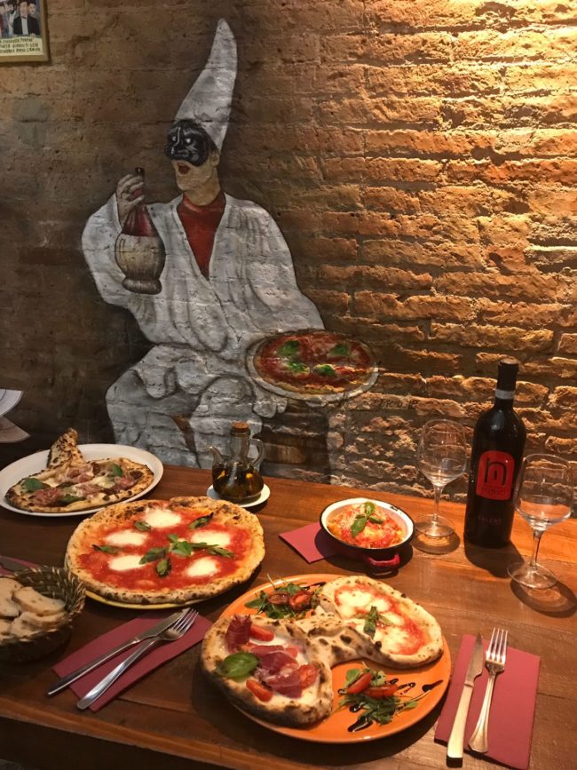 Pizzería MadreLievito: vista de una mesa con entrantes, pizza y vino