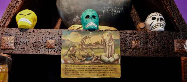 Restaurante Oaxaca: detalle de una decoración del local donde aparecen calaveras pintadas y un poema