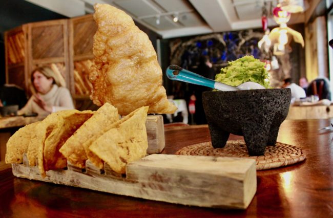 Restaurante Oaxaca: vista del guacamole, los chicharrones y los totopos para acompañar