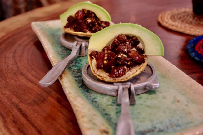 Restaurante Oaxaca: dos tostadas de maíz con atún marinado, aguacate y salsa macha