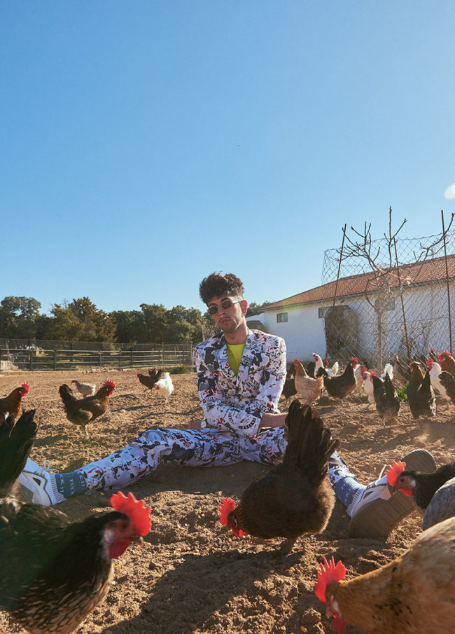 Bejo, el rapero pintor muestra su lado más iconoclasta en este editorial