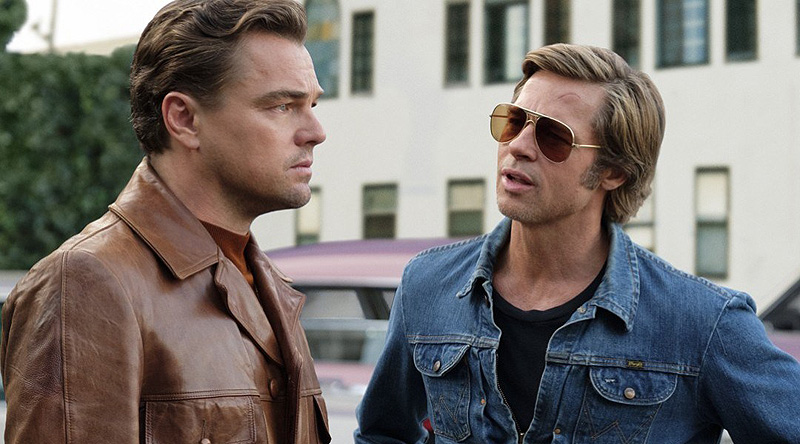 Érase una vez en... Hollywood. Leonardo DiCaprio hablando con Brad Pitt.