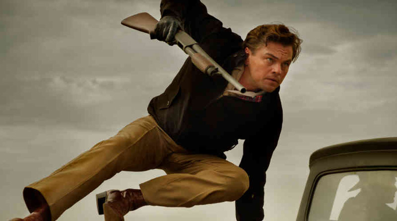 Érase una vez en... Hollywood. Leonardo DiCaprio saltando con un rifle en la mano.