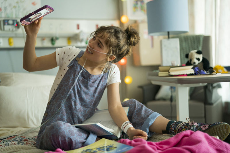 A dos metros de ti: la joven protagonista Haley Lu Richardson en una habitación de hospital.