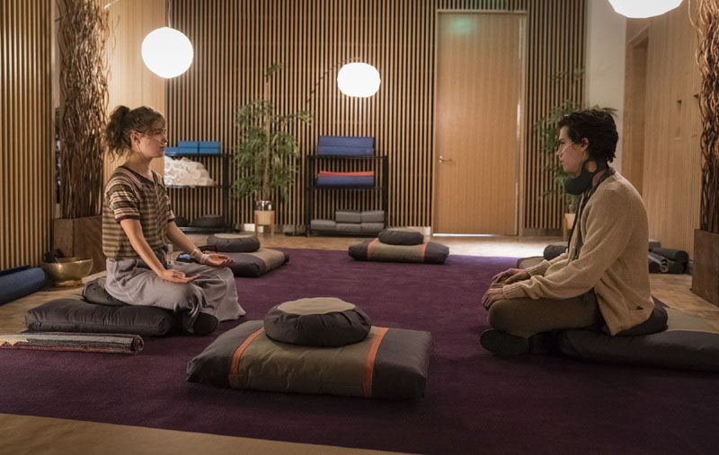 A dos metros de ti: los dos jóvenes protagonistas, Haley Lu Richardson y Cole Sprouse meditando.