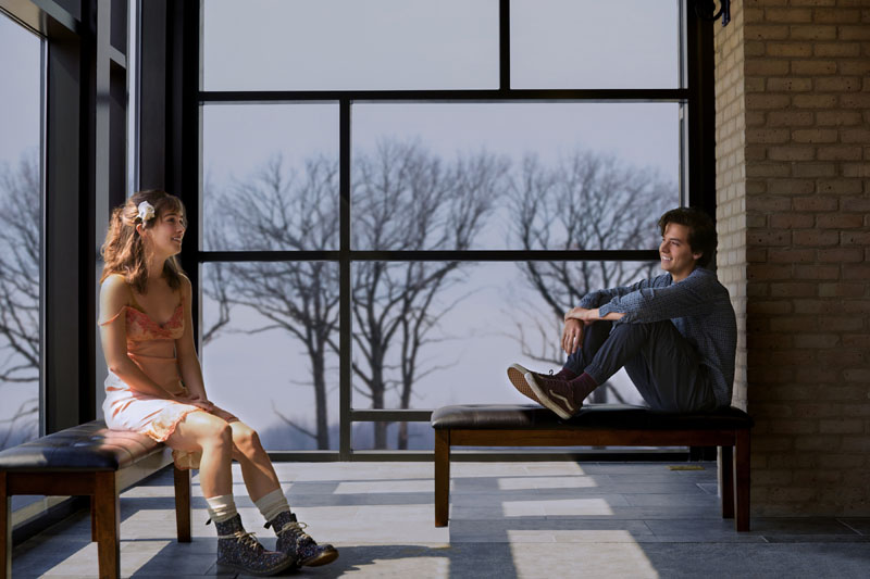 A dos metros de ti: los dos jóvenes protagonistas, Haley Lu Richardson y Cole Sprouse charlando frente a un paisaje nevado.