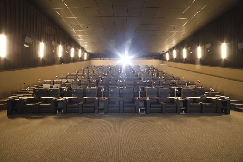 Cine Yelmo Luxury Palafox: imagen de la sala de cine vacía.