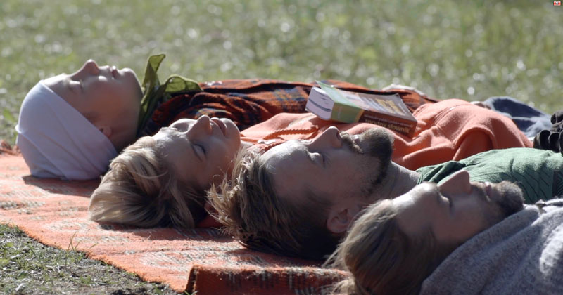 CinePolska 2019: escena promocional de la película La aldea de las vacas nadadoras, con cuatro jóvenes tumbados tomando el sol.