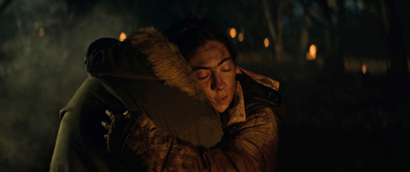 David Lynch: la protagonista de Muere, monstruo, muere abraza a otra persona.