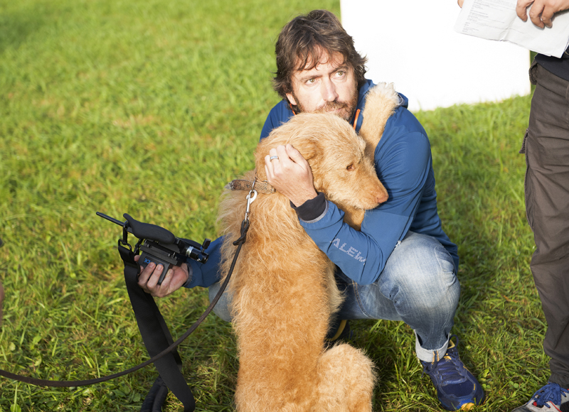 Diecisiete: el director, Daniel Sánchez Arévalo, acariciando un perro en pleno rodaje.
