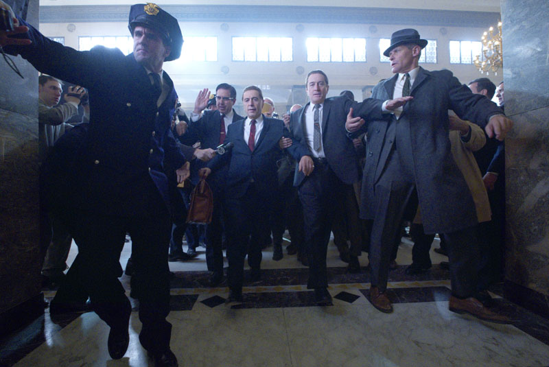 El Irlandés: Ray Ramano (Bill Bufalino ) Al Pacino (Jimmy Hoffa) y Robert De Niro (Frank Sheeran) escoltados por la policía.