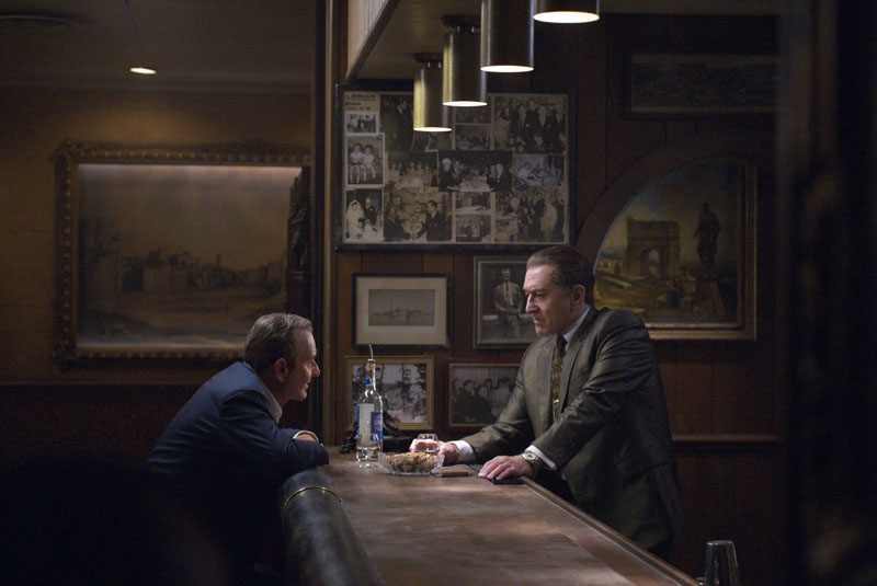 El Irlandés: Joe Pesci (Russell Bufalino) y Robert De Niro (Frank Sheeran) en la barra de un bar.