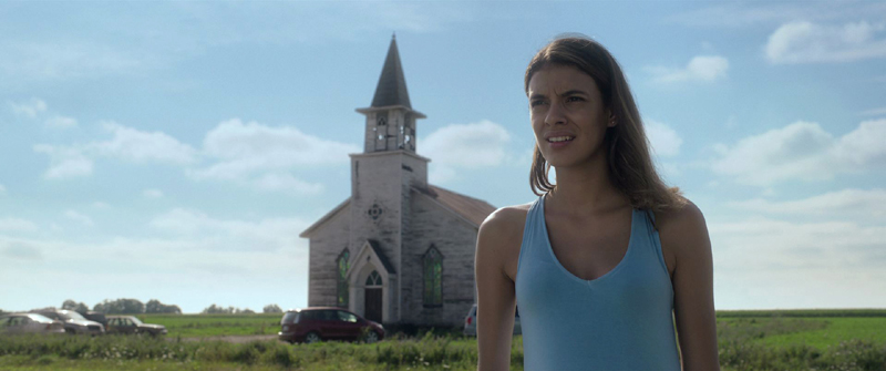 En la hierba alta: la protagonista frente a una iglesia en mitad del campo.