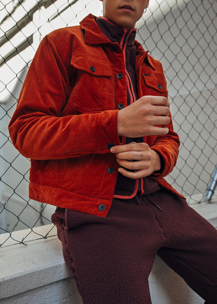 Estilo urbano renovado. 6 formas de llevar las mismas zapatillas.