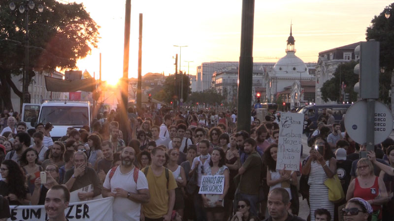 O que vai acontecer aquí?: cientos de personas manifestándose por la vivienda digna en las calles de Lisboa.