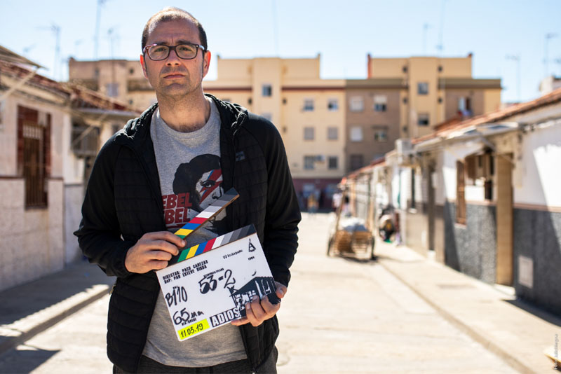 Paco Cabezas posa en Sevilla durante el rodaje de Adiós, su nueva película.