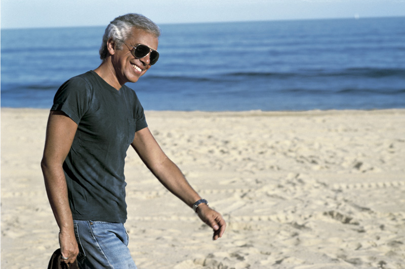 Ralph Lauren paseando por la playa.