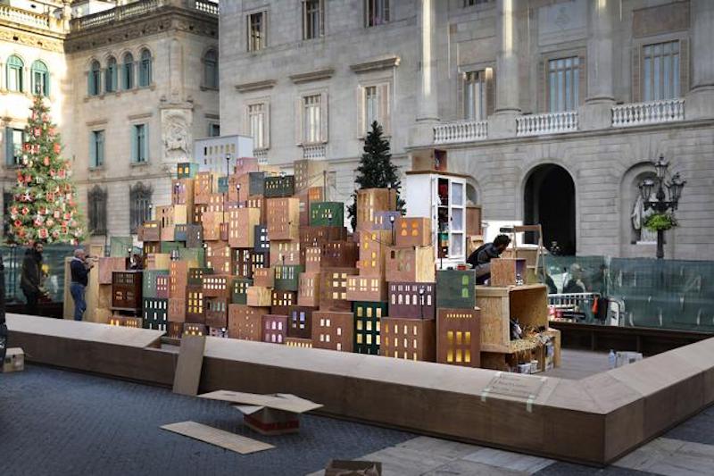 Belén de Barcelona, realizado con cajas de madera y figuras navideñas dentro