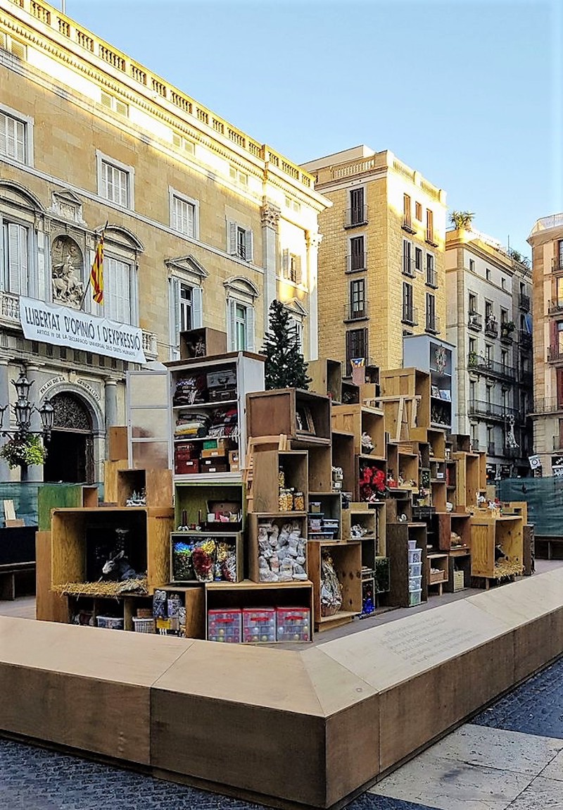 Belén de Barcelona, realizado con cajas de madera y figuras navideñas dentro