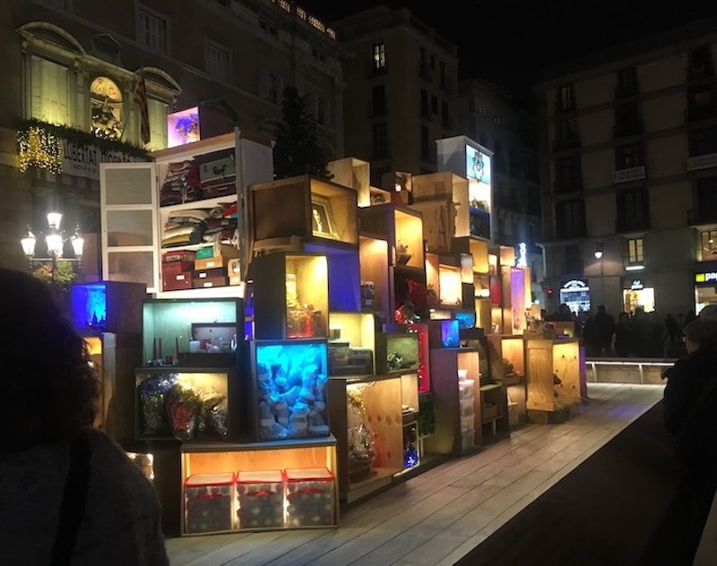 Belén de Barcelona, de noche realizado con cajas de madera y figuras navideñas dentro 