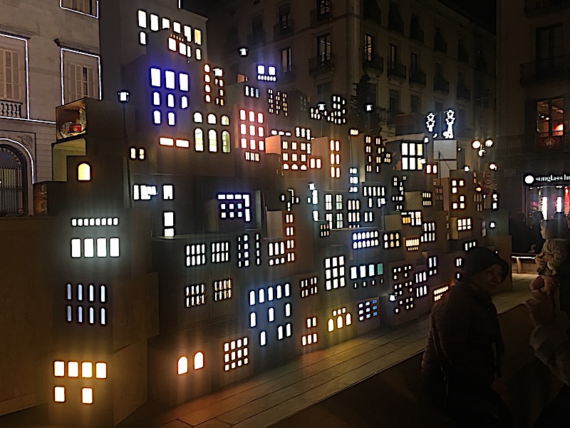 Belén de Barcelona, de noche realizado con cajas de madera y figuras navideñas dentro