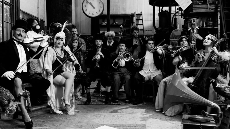 El día más corto: una orquesta musical vestida de los años 30.