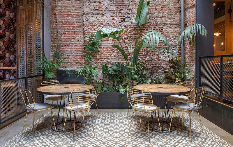 Restaurante El Sainete: mesas en el patio