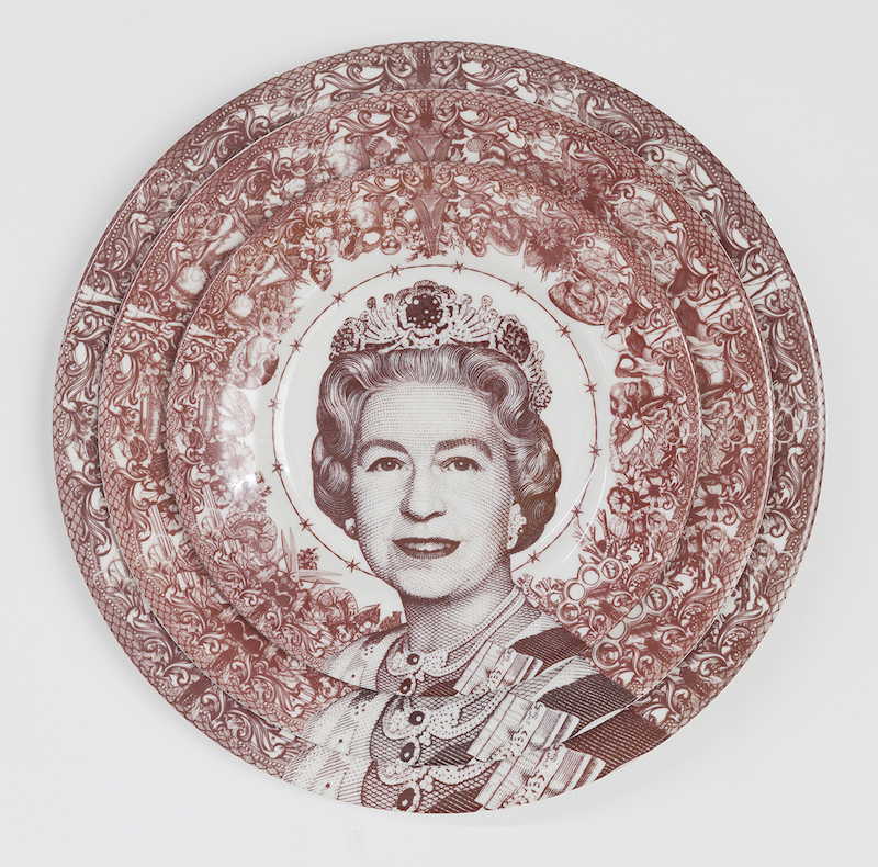 Carlos Aires, Plato de ceramica con la cara de la reina Isabel de Inglaterra