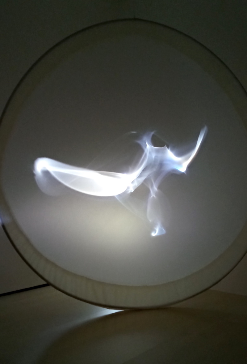 Olafur Eliasson -forma espectral sobre un cristal circular
