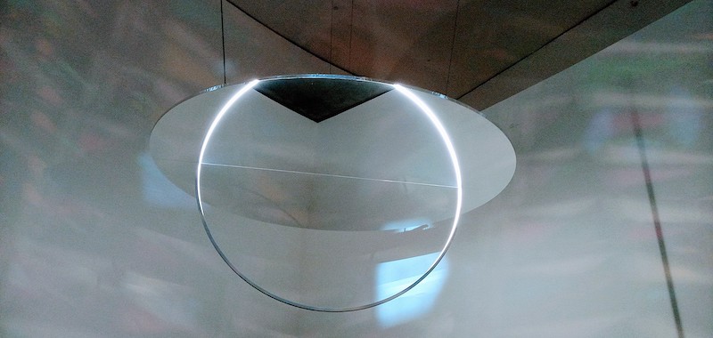 Olafur Eliasson - espejo gigante y aro de luz colgando y con reflejos en las paredes