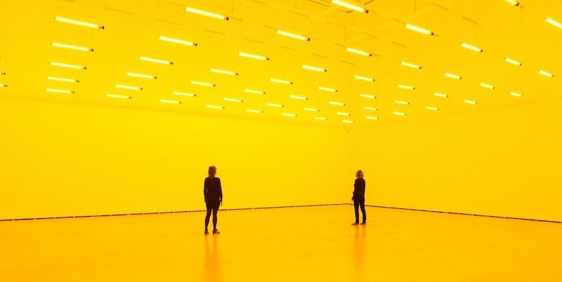 Olafur Eliasson - habitación iluminada de color completamente amarillo