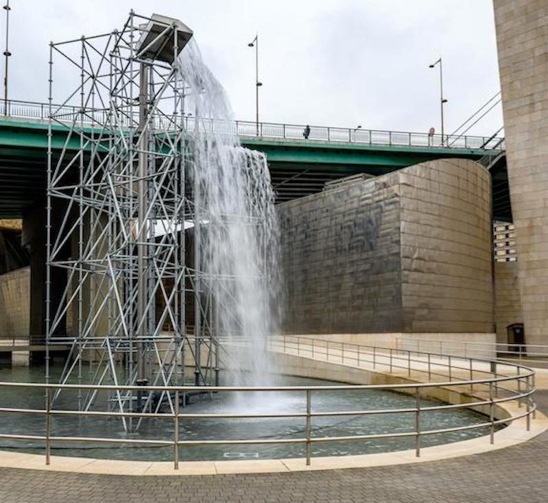 Olafur Eliasson -cascada de agua artificial delante del museo Guggenheim de Bilbao