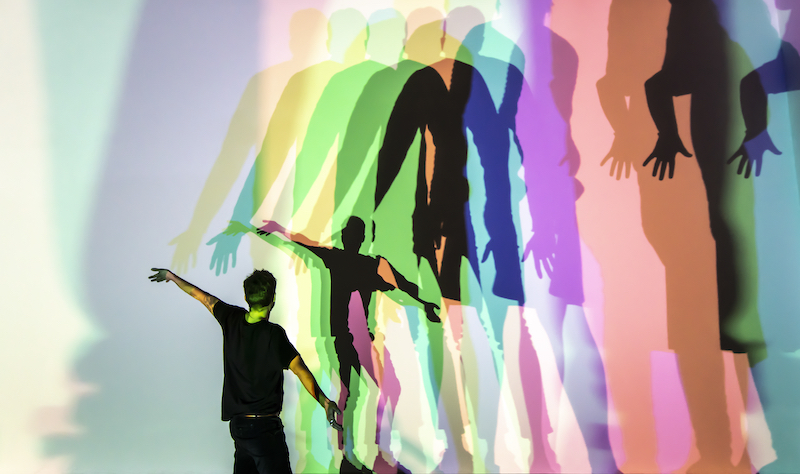 Olafur Eliasson - sombras de colores de personas delante de una pared