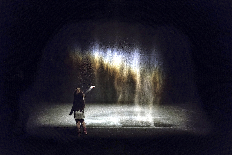 Olafur Eliasson -cortina de niebla generada artificialmente en una habitación negra