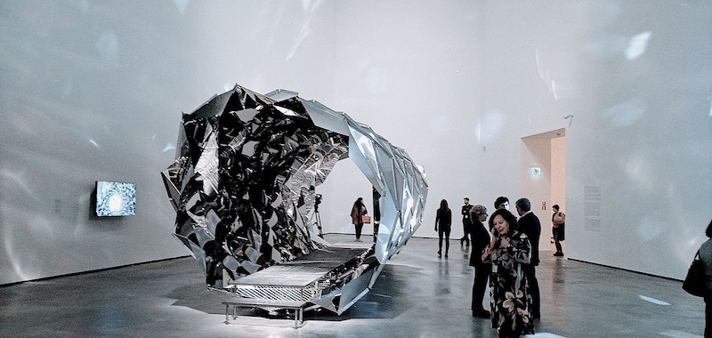 Olafur Eliasson - tunel de espejos y vidrio con reflejos fractales en las paredes