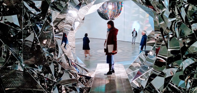 Olafur Eliasson - tunel de espejos y vidrio con reflejos fractales en las paredes