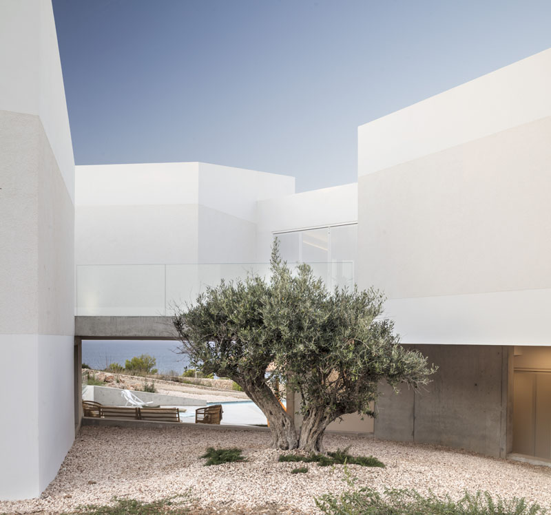 Bridge House: Casa mirando al mar en Menorca by Nomo Studio