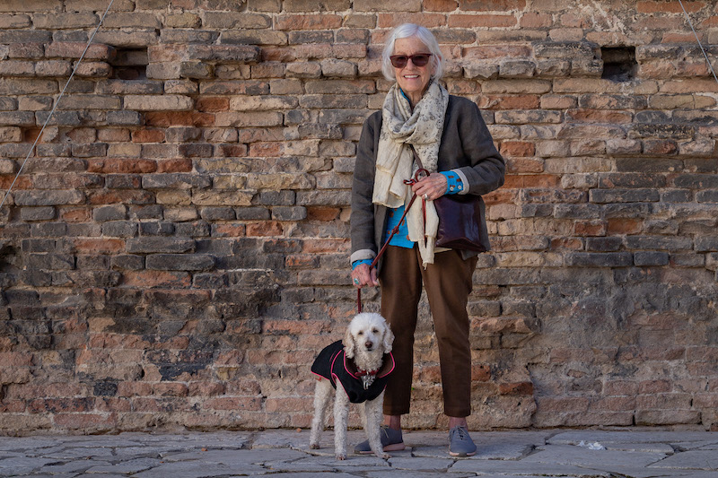 Joan Jonas retrato con su perro en Venecia
