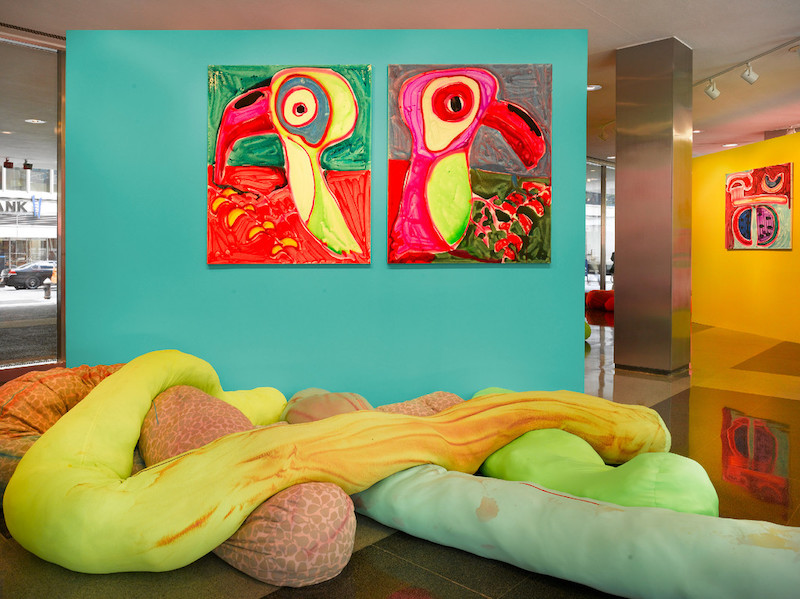 Katherine Bernhard instalación, 2 pintura de dos pelicanos, esculturas textiles en forma de body pillows