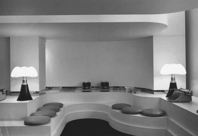 Diseñadoras pioneras Gae Aulenti: interior showroom Olivetti años 60