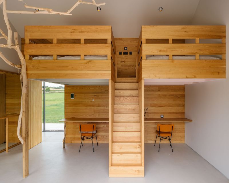 Estudio arquitectura AMPS: interior vivienda altillo dormitorios , escaleras en madera, mesas de trabajo