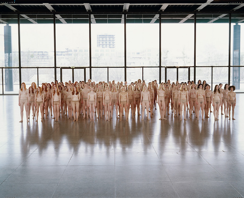 Fundación Helmut Newton_Body-Performance_Vanessa Beecroft un gurí de mujeres vestidas de color carne transparente