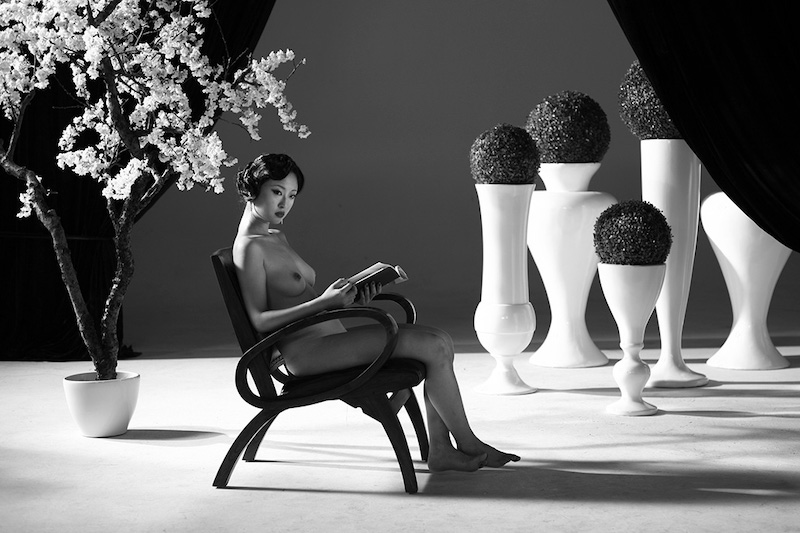 Fundación Helmut Newton_Body-Performance_foto de Fudong: una mujer oriental desnuda en un sillón